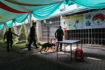 Tim Gegana melakukan pengecekan keamanan di Gereja Katedral, Jakarta Pusat, Sabtu (24/12/2022).