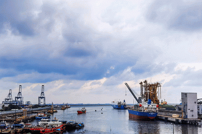 Suasana aktivitas bongkar muat peti kemas di Pelabuhan Tanjung Priok, Jakarta Utara, Jumat (23/12/2022).