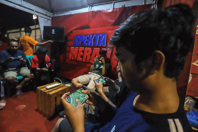 Sejumlah warga mengikuti pelatihan tanding permainan Mobil Legends di kawasan Manggarai, Jakarta Selatan, Sabtu (24/12/2022).