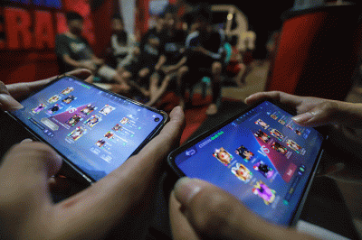 Sejumlah warga mengikuti pelatihan tanding permainan Mobil Legends di kawasan Manggarai, Jakarta Selatan, Sabtu (24/12/2022).