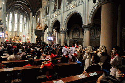 Sejumlah jemaat anak-anak bersukaria saat mengikuti kegiatan Misa Ibadah Natal di Gereja Katedral, Jakarta, Minggu (25/12/2022).