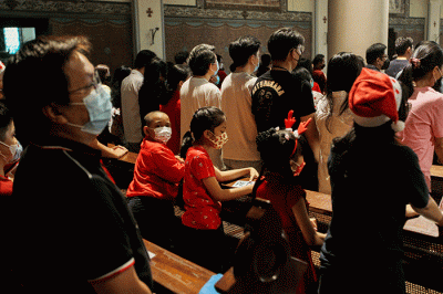Sejumlah jemaat anak-anak bersukaria saat mengikuti kegiatan Misa Ibadah Natal di Gereja Katedral, Jakarta, Minggu (25/12/2022).