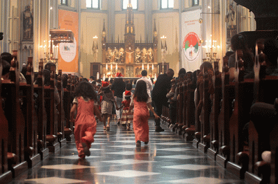 Sejumlah jemaat anak-anak bersukaria saat mengikuti kegiatan Misa Ibadah Natal di Gereja Katedral, Jakarta, Minggu (25/12/2022).