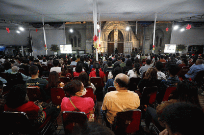 Umat Katolik melaksanakan Misa Malam Natal di Gereja Katedral, Jakarta, Sabtu (24/12/2022).
