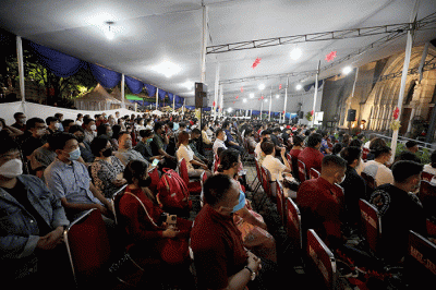 Umat Katolik melaksanakan Misa Malam Natal di Gereja Katedral, Jakarta, Sabtu (24/12/2022).