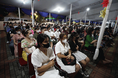 Umat Katolik melaksanakan Misa Malam Natal di Gereja Katedral, Jakarta, Sabtu (24/12/2022).