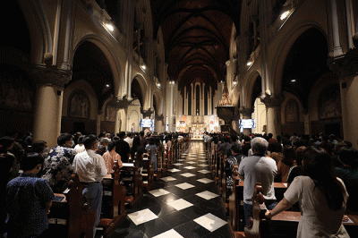 Umat Katolik melaksanakan Misa Malam Natal di Gereja Katedral, Jakarta, Sabtu (24/12/2022).