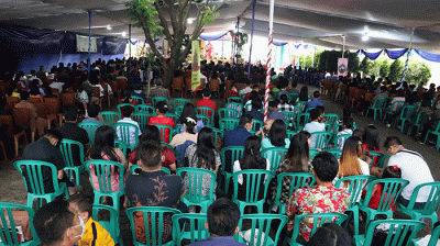 Acara keagamaan ini dilaksanakan dengan menggunakan tenda yang didirikan di depan gereja.