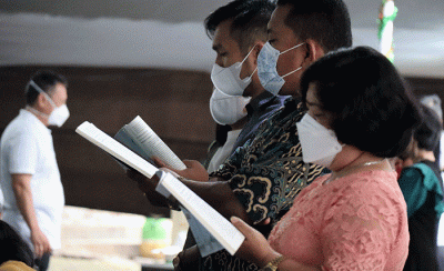 Acara keagamaan ini dilaksanakan dengan menggunakan tenda yang didirikan di depan gereja.