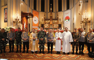 Panglima TNI Laksamana TNI Yudo Margono dan Kapolri Jenderal Listyo Sigit Prabowo meninjau pelaksanaan pengamanan dan Misa Natal 2022 di Gereja Katedral.