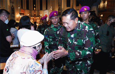 Panglima TNI Laksamana TNI Yudo Margono dan Kapolri Jenderal Listyo Sigit Prabowo meninjau pelaksanaan pengamanan dan Misa Natal 2022 di Gereja Katedral.