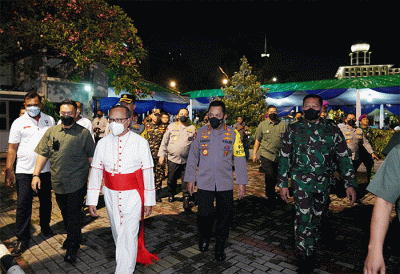 Panglima TNI Laksamana TNI Yudo Margono dan Kapolri Jenderal Listyo Sigit Prabowo meninjau pelaksanaan pengamanan dan Misa Natal 2022 di Gereja Katedral.