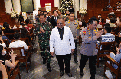 Panglima TNI Laksamana TNI Yudo Margono dan Kapolri Jenderal Listyo Sigit Prabowo meninjau pelaksanaan pengamanan dan Misa Natal 2022 di Gereja Katedral.
