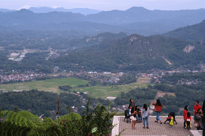 Sejumlah pengunjung menikmati suasana santai di To'Tombi, Kampung Lolai, Kecamatan Kapalapitu, Kabupaten Toraja Utara, Sulawesi Selatan, Minggu (25/12/2022).