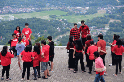 Sejumlah pengunjung menikmati suasana santai di To'Tombi, Kampung Lolai, Kecamatan Kapalapitu, Kabupaten Toraja Utara, Sulawesi Selatan, Minggu (25/12/2022).