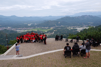 Sejumlah pengunjung menikmati suasana santai di To'Tombi, Kampung Lolai, Kecamatan Kapalapitu, Kabupaten Toraja Utara, Sulawesi Selatan, Minggu (25/12/2022).