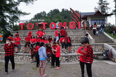 Sejumlah pengunjung menikmati suasana santai di To'Tombi, Kampung Lolai, Kecamatan Kapalapitu, Kabupaten Toraja Utara, Sulawesi Selatan, Minggu (25/12/2022).