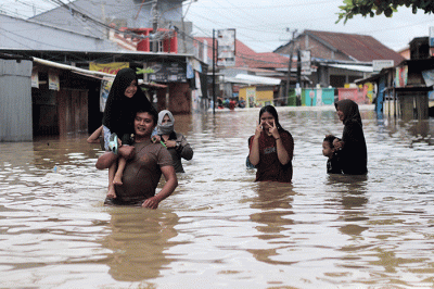 Sejumlah warga melewati banjir di Jalan Poros Nipa Nipa Antang, Makassar, Minggu (25/12/2022).