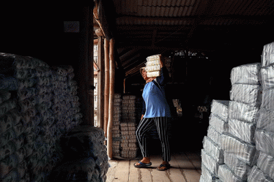 Pekerja sedang menyelesaikan proses pembuatan garam beryodium hasil panen dari petani desa setempat di Pati, Jawa Tengah, Minggu (25/12/2022).