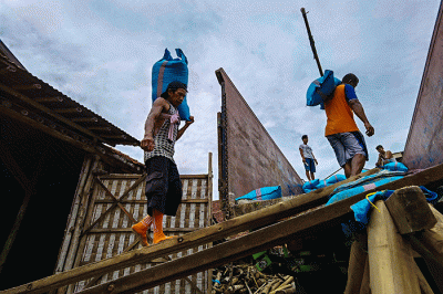Pekerja sedang menyelesaikan proses pembuatan garam beryodium hasil panen dari petani desa setempat di Pati, Jawa Tengah, Minggu (25/12/2022).