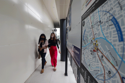 Pengendara melintas di Halte Transjakarta Matraman Baru, Jakarta Timur, Senin (26/12/2022).