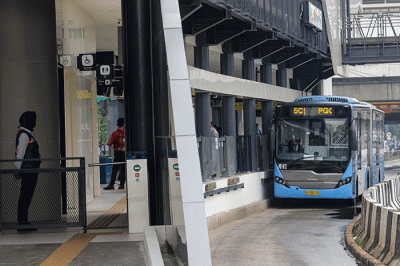 Pengendara melintas di Halte Transjakarta Matraman Baru, Jakarta Timur, Senin (26/12/2022).