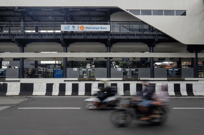 Pengendara melintas di Halte Transjakarta Matraman Baru, Jakarta Timur, Senin (26/12/2022).