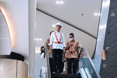Presiden Joko Widodo meninjau dan melakukan uji coba proyek kereta lintas rel terpadu (LRT) Jabodebek, Senin (26/12/2022).