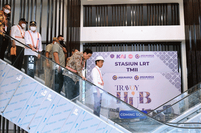 Presiden Joko Widodo meninjau dan melakukan uji coba proyek kereta lintas rel terpadu (LRT) Jabodebek, Senin (26/12/2022).
