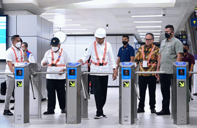 Presiden Joko Widodo meninjau dan melakukan uji coba proyek kereta lintas rel terpadu (LRT) Jabodebek, Senin (26/12/2022).