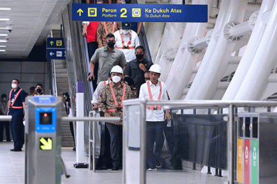 Presiden Joko Widodo meninjau dan melakukan uji coba proyek kereta lintas rel terpadu (LRT) Jabodebek, Senin (26/12/2022).