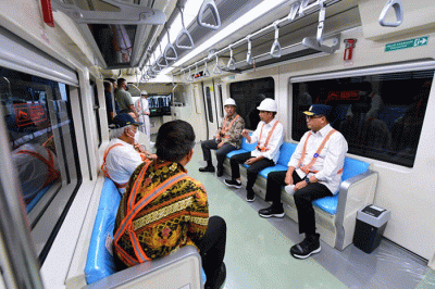 Presiden Joko Widodo meninjau dan melakukan uji coba proyek kereta lintas rel terpadu (LRT) Jabodebek, Senin (26/12/2022).