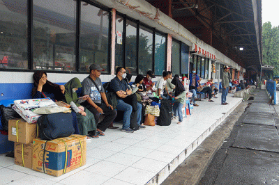 Sejumlah calon penumpang menunggu keberangkatan bus di Terminal Kampung Rambutan, Jakarta Timur, Senin (26/12/2022).