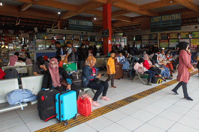 Sejumlah calon penumpang menunggu keberangkatan bus di Terminal Kampung Rambutan, Jakarta Timur, Senin (26/12/2022).