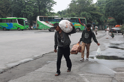 Sejumlah calon penumpang menunggu keberangkatan bus di Terminal Kampung Rambutan, Jakarta Timur, Senin (26/12/2022).