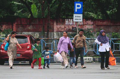 Sejumlah calon penumpang menunggu keberangkatan bus di Terminal Kampung Rambutan, Jakarta Timur, Senin (26/12/2022).