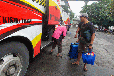 Sejumlah calon penumpang menunggu keberangkatan bus di Terminal Kampung Rambutan, Jakarta Timur, Senin (26/12/2022).