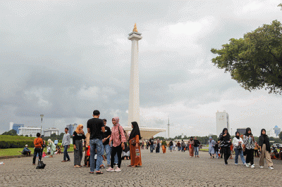 Warga memanfaatkan libur Natal dengan berkunjung ke Monumen Nasional (Monas), Jakarta Pusat, Minggu (25/12/2022).