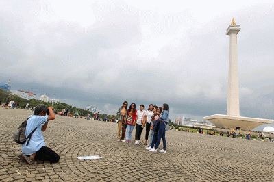 Warga memanfaatkan libur Natal dengan berkunjung ke Monumen Nasional (Monas), Jakarta Pusat, Minggu (25/12/2022).