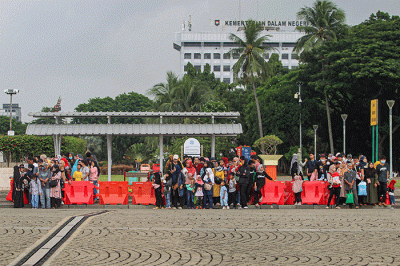 Warga memanfaatkan libur Natal dengan berkunjung ke Monumen Nasional (Monas), Jakarta Pusat, Minggu (25/12/2022).