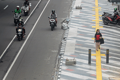 Pejalan kaki melintas di trotoar yang direvitalisasi di Jalan Margonda Raya, Depok, Jawa barat, Senin (26/12/2022).