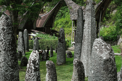 Pengunjung mengunjungi kawasan situs batu di Bori Kalimbuang, Toraja Utara, Sulawesi Selatan, Minggu (25/12/2022).