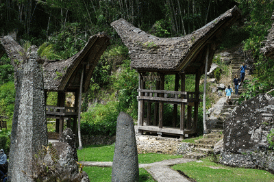 Pengunjung mengunjungi kawasan situs batu di Bori Kalimbuang, Toraja Utara, Sulawesi Selatan, Minggu (25/12/2022).