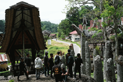 Pengunjung mengunjungi kawasan situs batu di Bori Kalimbuang, Toraja Utara, Sulawesi Selatan, Minggu (25/12/2022).