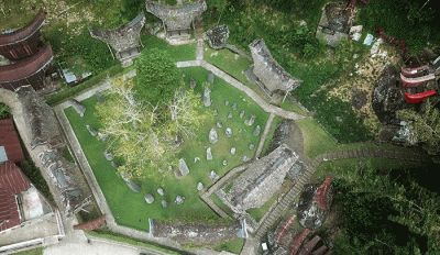 Pengunjung mengunjungi kawasan situs batu di Bori Kalimbuang, Toraja Utara, Sulawesi Selatan, Minggu (25/12/2022).
