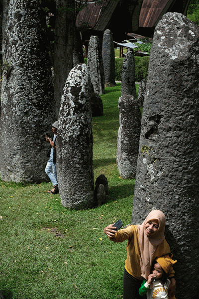 Pengunjung mengunjungi kawasan situs batu di Bori Kalimbuang, Toraja Utara, Sulawesi Selatan, Minggu (25/12/2022).