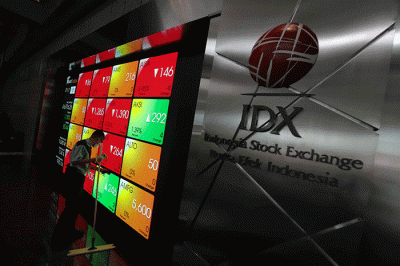 Layar menampilkan pergerakan Indeks Harga Saham Gabungan (IHSG) di Bursa Efek Indonesia, Jakarta, Selasa (27/12/2022).