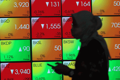 Layar menampilkan pergerakan Indeks Harga Saham Gabungan (IHSG) di Bursa Efek Indonesia, Jakarta, Selasa (27/12/2022).