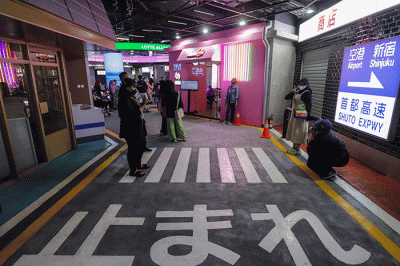 Pengunjung berfoto saat menghadiri event bertajuk LOTTE ALLEY di Lotte Shopping Avenue, Jakarta, Senin (26/12/2022).