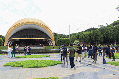 Warga saat berkunjung di Taman Mini Indonesia Indah (TMII), Jakarta Timur, Selasa (27/12/2022).